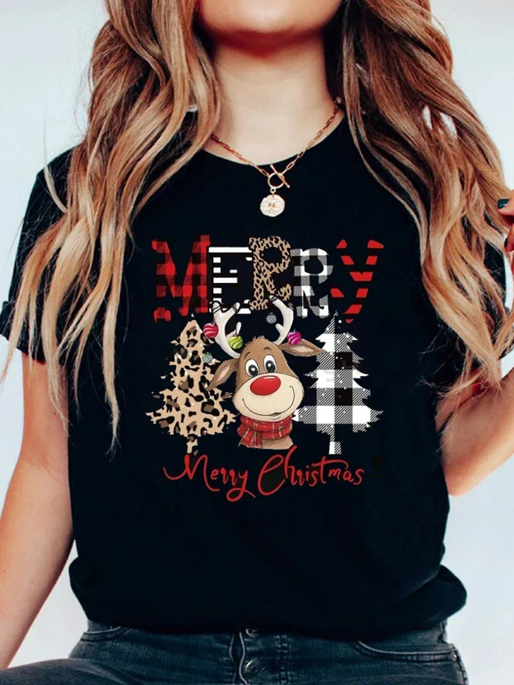 Camiseta Feminina de Natal com Estampa de Rena Fofa e Oncinha, Casual, com Desenho de Árvore de Natal em Estilo Cartoon, Manga Curta